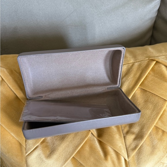 EUC/GENTLY WORN BCBGMAXAZRIA “Date Night” sunglasses with case & cleaning cloth - Picture 13 of 16